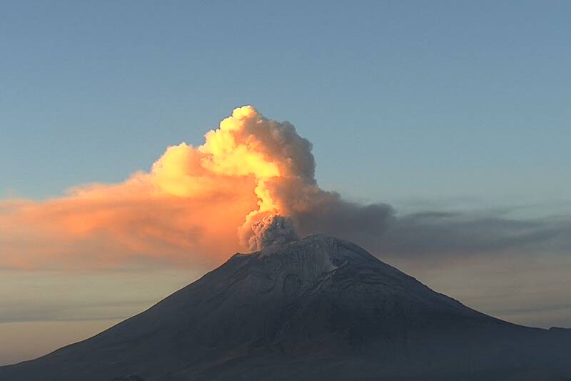 Se recomienda no acercarse al volcán en un diámetro menor a 15 kilómetros.
