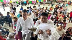 Un alcalde se casó con un caimán y las fotos son virales en Facebook