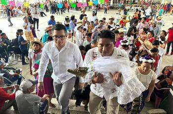 Un alcalde se casó con un caimán y las fotos son virales en Facebook