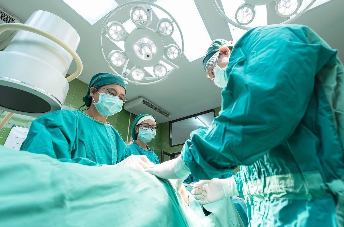 Mujer acude al IMSS por dolor abdominal y le amputan las piernas, útero y ovario