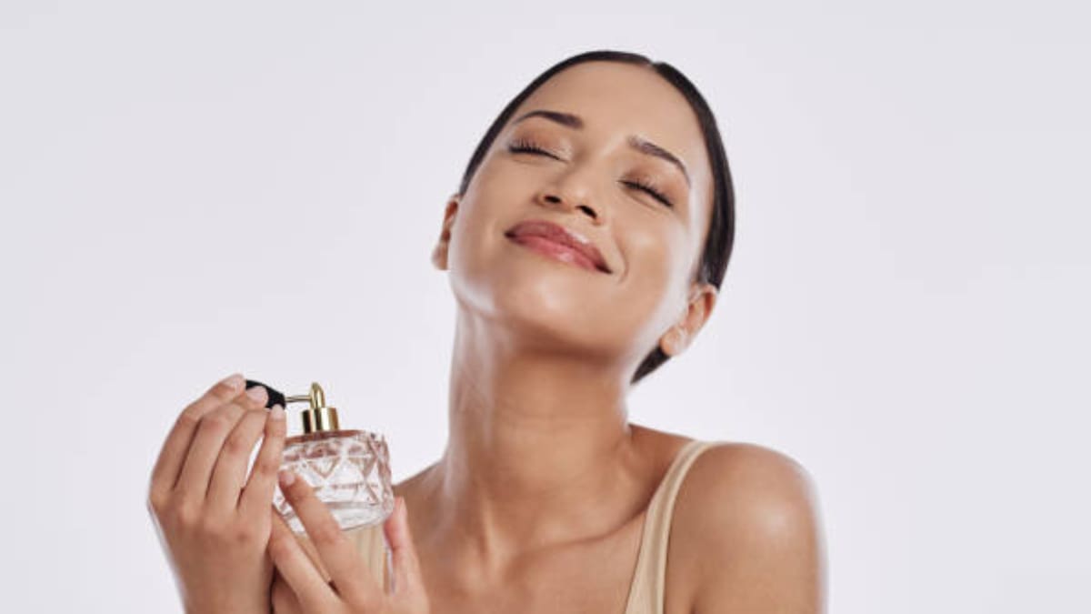 Belleza: Estos son 4 trucos que te ayudarán a que el perfume dure más
