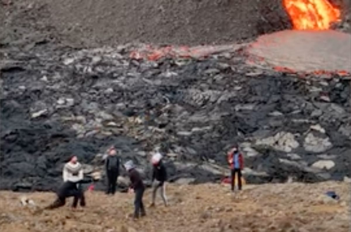 "Partido caliente": Jóvenes se enfrentan jugando voleibol en plena erupción volcánica en Islandia