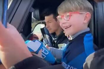 VIDEO | El gran gesto del Chucky Lozano con un niño del que todo Italia está hablando