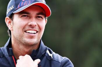 Checo Pérez trabaja en su japonés con Yuki Tsunoda