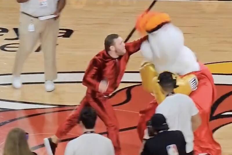 Conor McGregor golpeó a la mascota de Miami Heat
