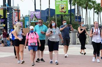 Disney restablece el uso de mascarillas en sus parques en Orlando