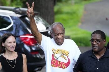Bill Cosby deja la cárcel después de dos años tras la anulación de su condena