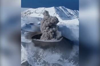 VIDEO | Volcán Ebeko entra en erupción: Nube de humo y ceniza se extendió por 5 kilómetros
