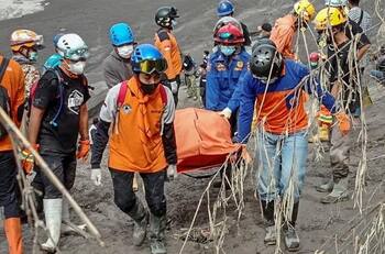 Suman 34 muertos en Indonesia por erupción del volcán Semeru