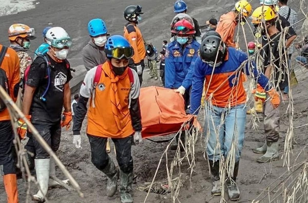 Suman 34 muertos en Indonesia por erupción del volcán Semeru