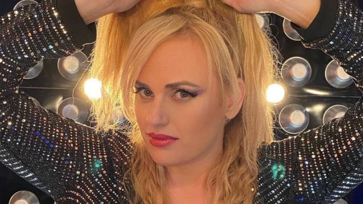 Rebel Wilson impresiona con vestido rojo usado por la duquesa de Sussex, Meghan Markle
