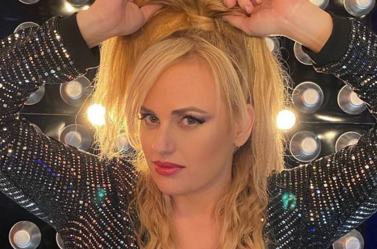 Rebel Wilson impresiona con vestido rojo usado por la duquesa de Sussex, Meghan Markle