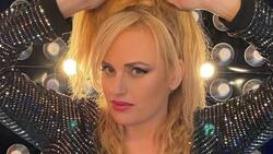 Rebel Wilson impresiona con vestido rojo usado por la duquesa de Sussex, Meghan Markle