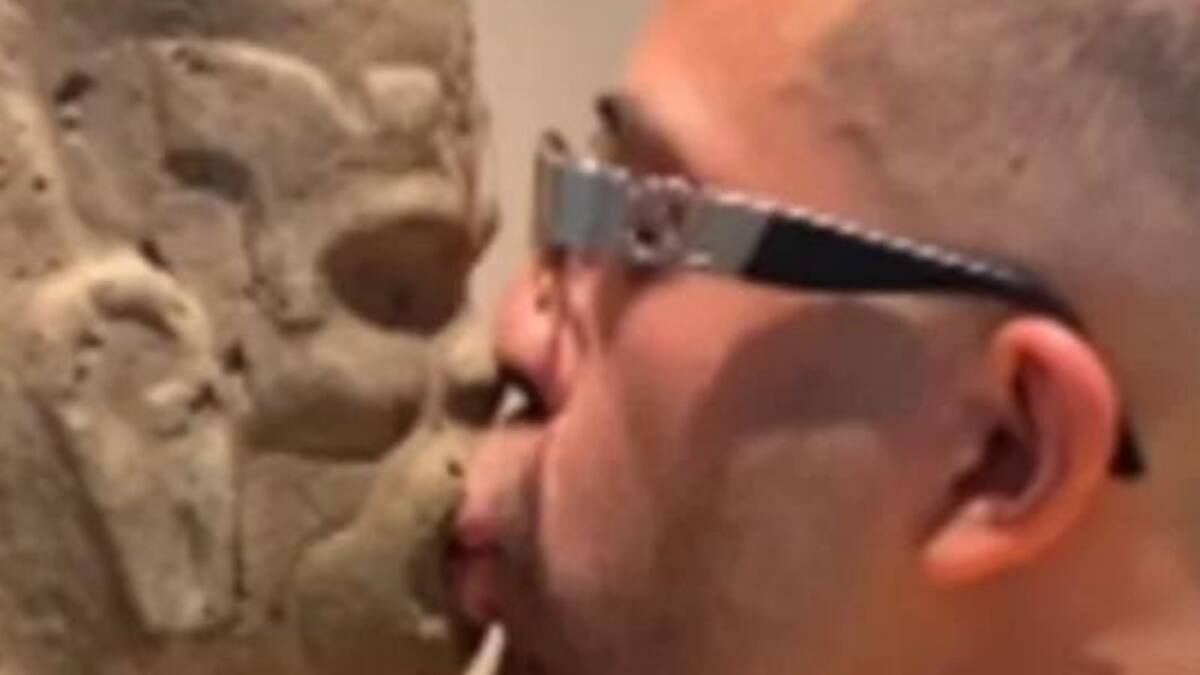 VIDEO VIRAL: Artista besa y lame piezas prehispánicas del Museo Nacional de Antropología