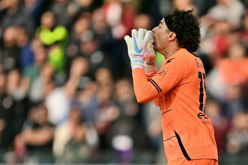 Memo Ochoa es la gran figura de la Salernitana en Italia.