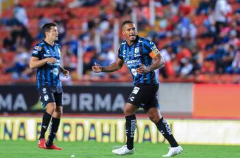 Antonio Valencia invitó a Lukas Podolski a jugar en Querétaro