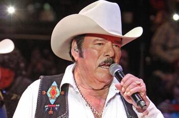 Hija de Lalo Mora justifica acoso de su padre y causa polémica