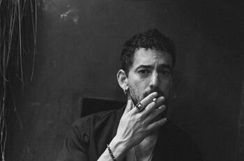 Luis Gerardo Méndez presume su drástico cambio físico para la serie "Narcos México"