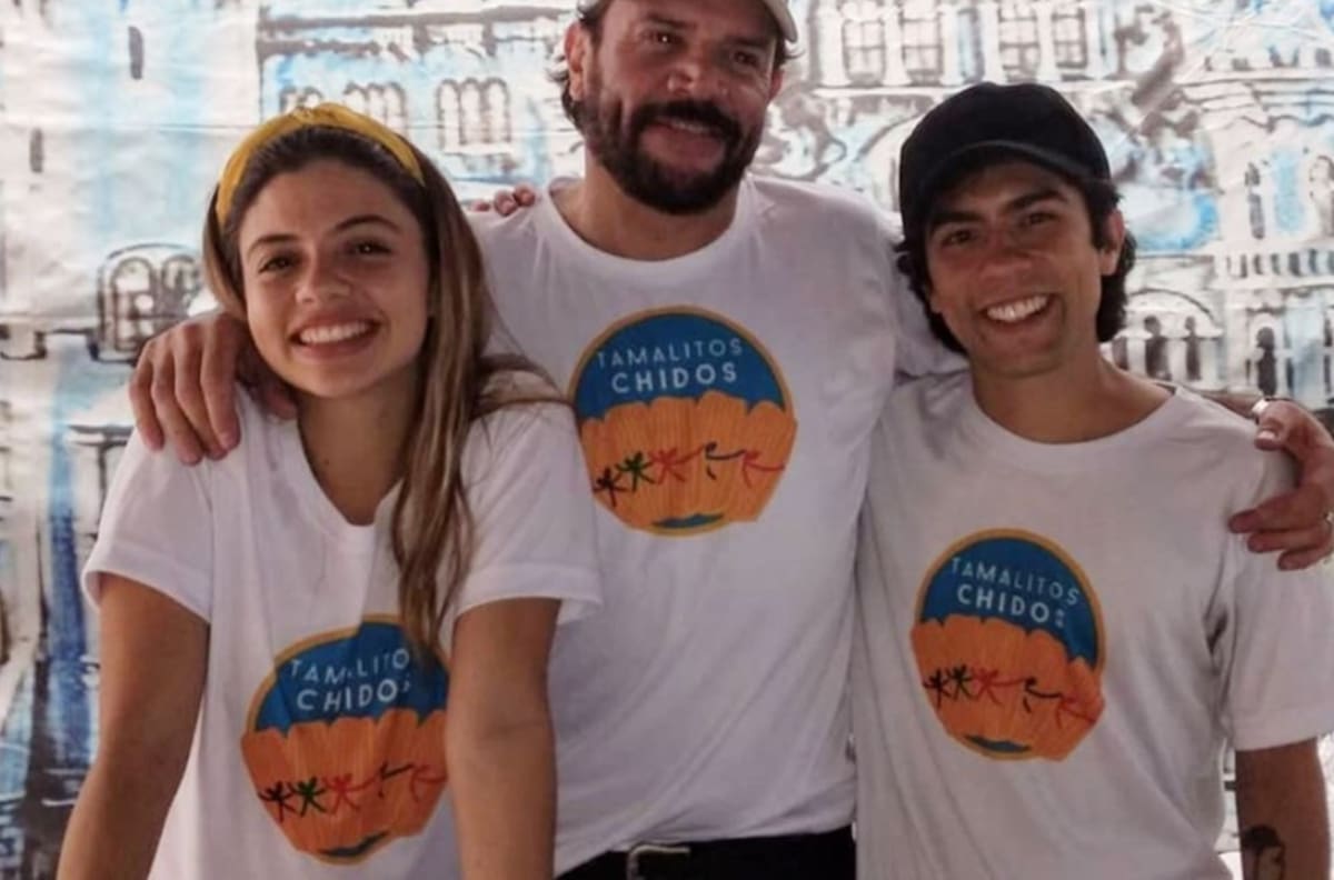 Daniela, hija de Héctor Parra, vende tamales para solventar los gastos de su padre