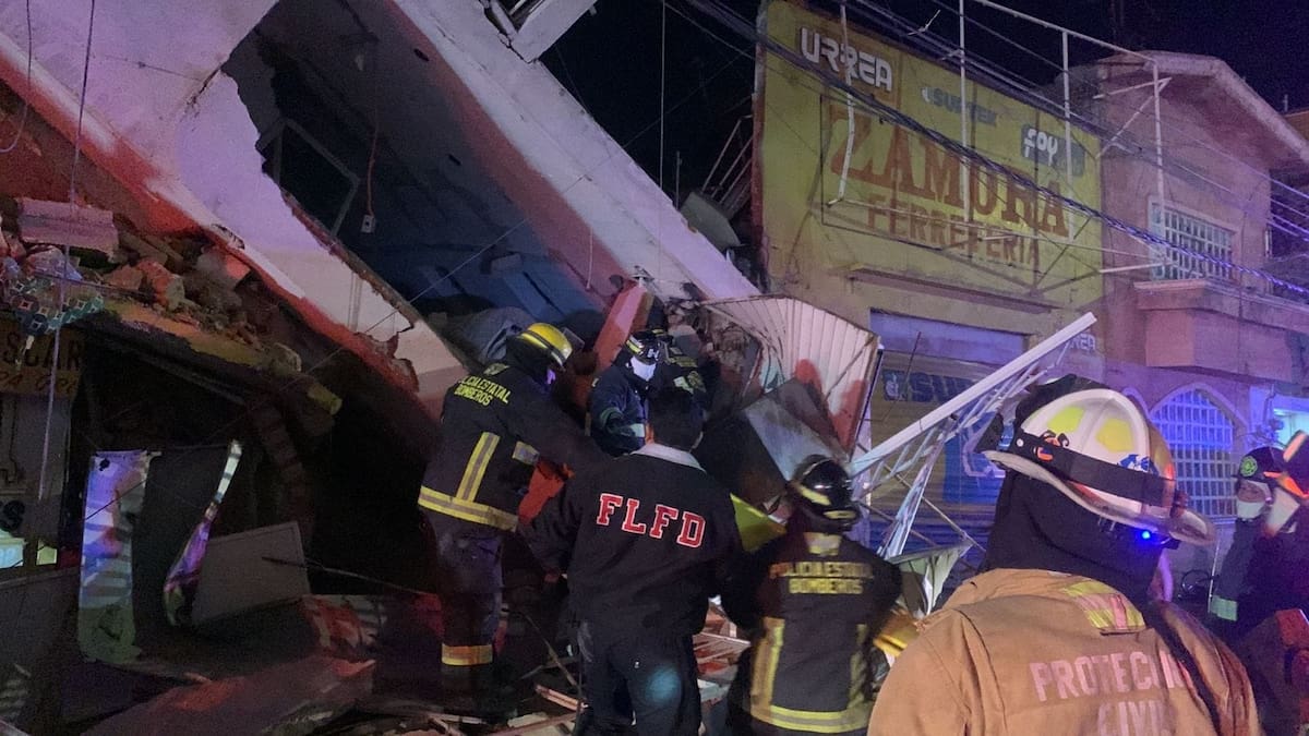 VIDEO: Al menos 1 muerto y 12 heridos tras explosión y colapso de edificio en Puebla