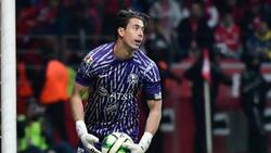 VIDEO | Aficionado del América le arrebata a un niño la playera de Óscar Jiménez y causa indignación