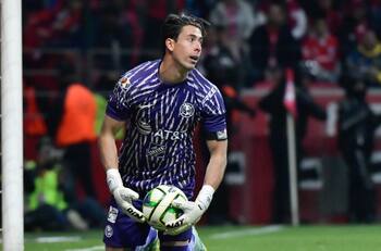 VIDEO | Aficionado del América le arrebata a un niño la playera de Óscar Jiménez y causa indignación