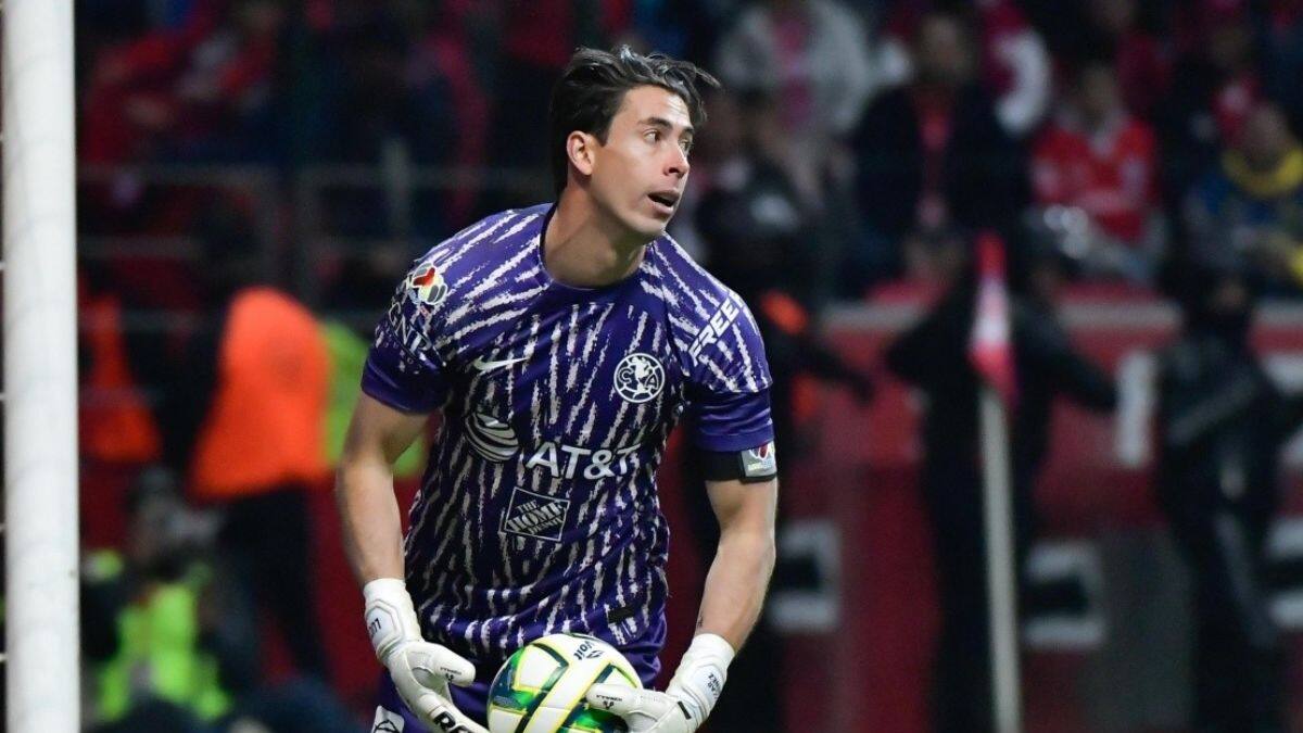 VIDEO | Aficionado del América le arrebata a un niño la playera de Óscar Jiménez y causa indignación
