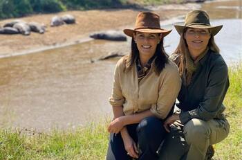 Entre jirafas, Monserrat Oliver disfruta de unas vacaciones en África con su hermana