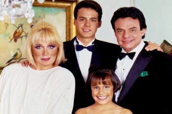 José José: Acusan a Anel Noreña por grabar comercial en la tumba del cantante