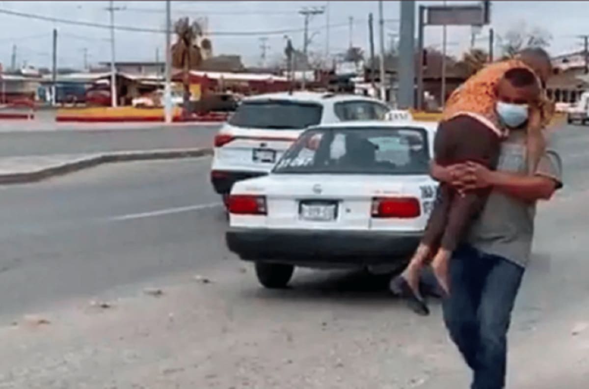 Acto de amor: Hombre lleva en brazos a su madre para recibir vacuna anticovid