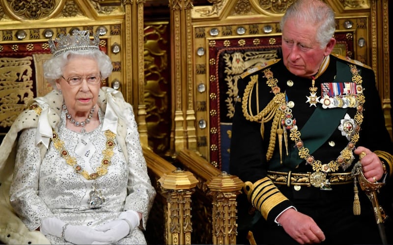 ¿Se vio más el funeral de la reina Isabel II o la coronación del rey Carlos III?