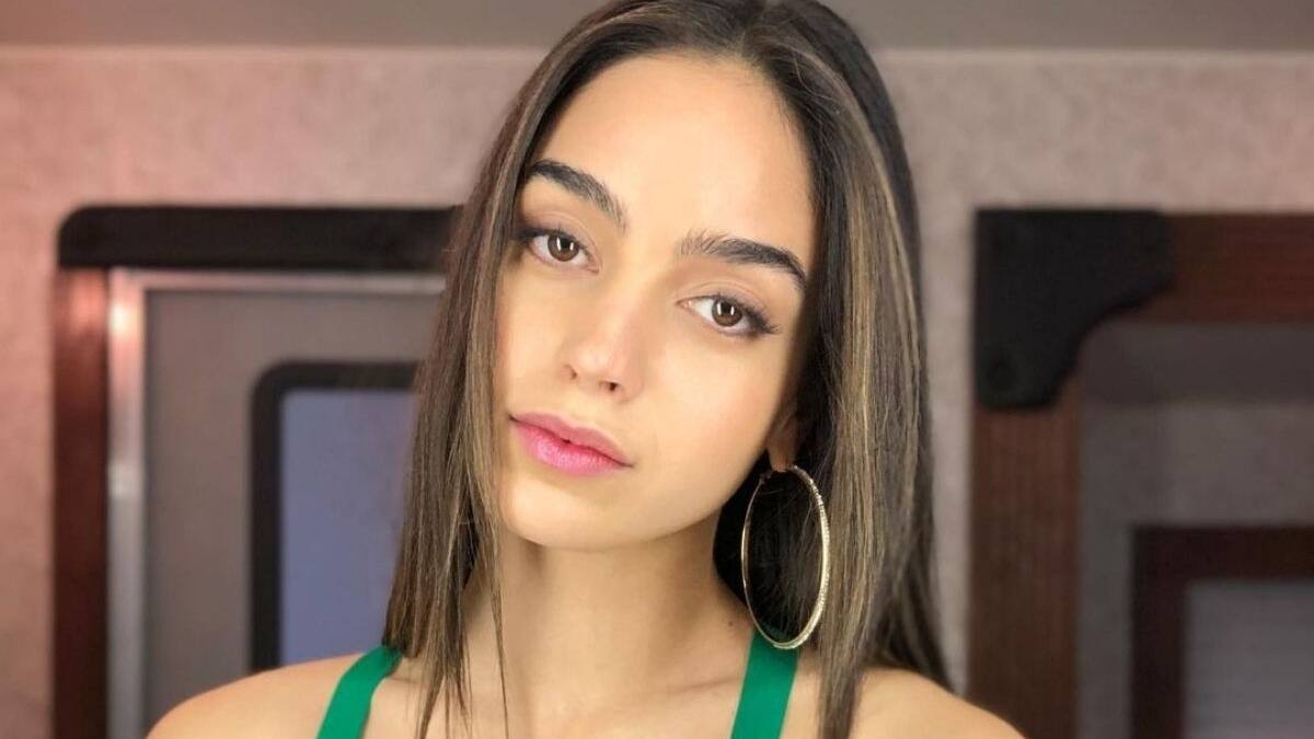Melissa Barrera enamora en la portada de la revista Vogue México