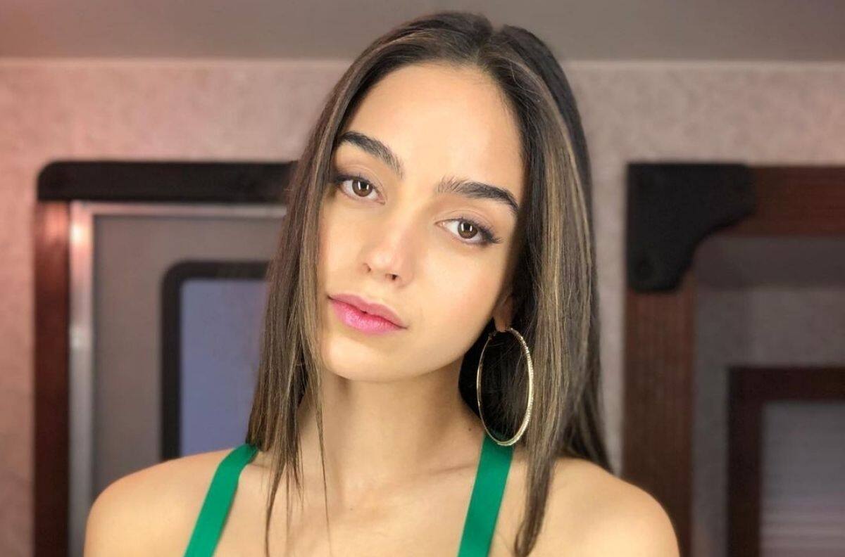 Melissa Barrera enamora en la portada de la revista Vogue México