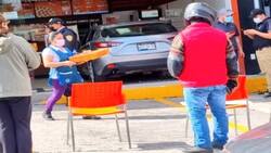 ¡Se metió hasta la cocina! Mujer impacta su camioneta en una pizzería de la Ciudad de México