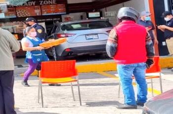 ¡Se metió hasta la cocina! Mujer impacta su camioneta en una pizzería de la Ciudad de México