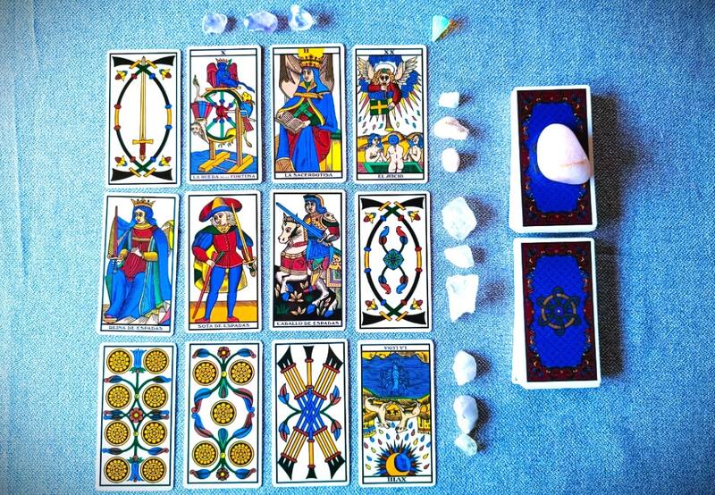 Estas son las cartas para cada signo del zodiaco, desde Aries en el extremo superior izquierdo a Piscis en el extremo inferior derecho | Foto: Sixto Piedrabuena / EnLaHora