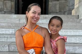 Adamari Lopez y su hija posan con impresionante paisaje en Suiza