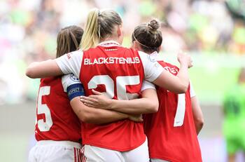 FOTOS | ¡Momentos de terror! Avión del Arsenal que jugó la semifinal de Champions League se incendió justo antes del despegue