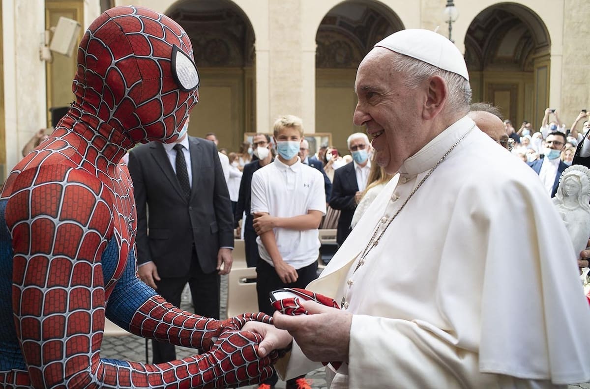 VIDEO: Reveló su identidad Spiderman ante el Papá Francisco en el Vaticano