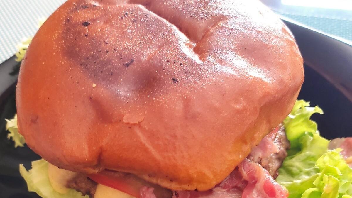 ¡Mujer se fractura la mandíbula al intentar comerse una hamburguesa!