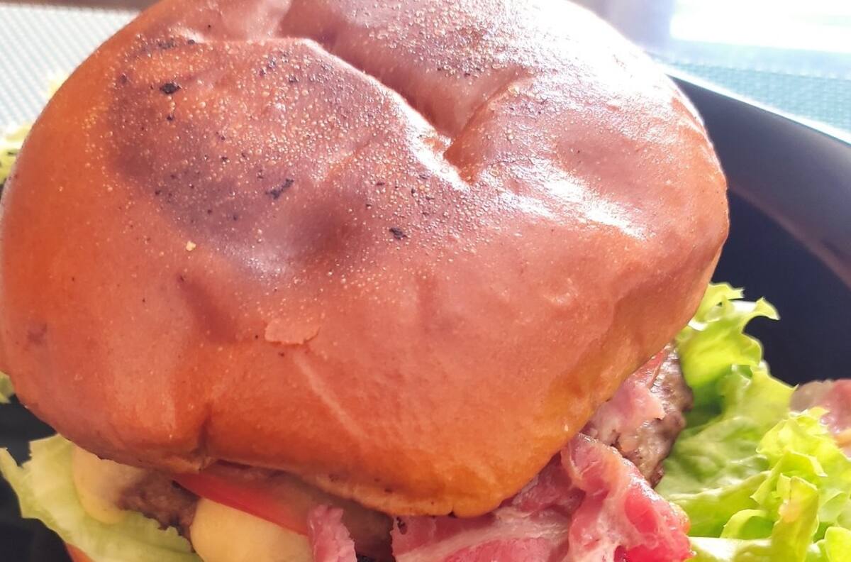 ¡Mujer se fractura la mandíbula al intentar comerse una hamburguesa!