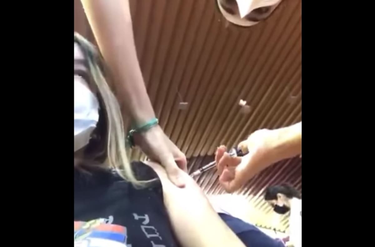 Video: Captan a enfermera fingir aplicación de la vacuna anti covid en Sinaloa; inyecta aire