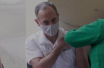 VIDEO: Lopéz Gatell baila al ser vacunado contra COVID-19 en CDMX