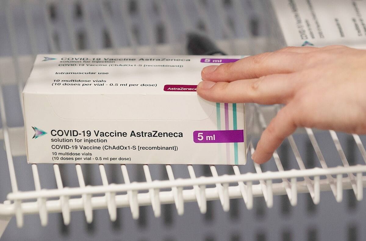 ¡Precaución! Cofepris alerta por venta de vacunas falsas de AstraZeneca en redes sociales y farmacias