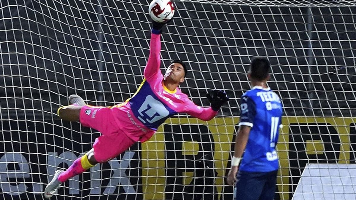 Pumas alista renovación de Alfredo Talavera