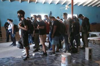 Detienen a 53 migrantes en una casa en Ciudad Juárez