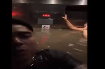 Video: ¡Qué miedo! Jóvenes quedan atrapados en un elevador y este se empieza a inundar