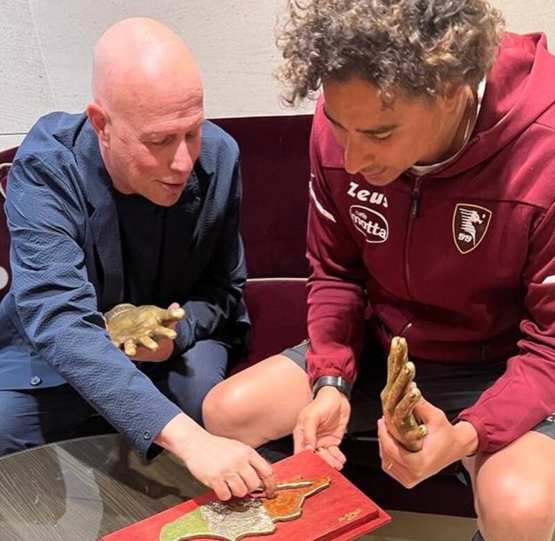 Guillermo Ochoa fue inmortalizado por el escultor italiano Dante Mortet. (Instagram)