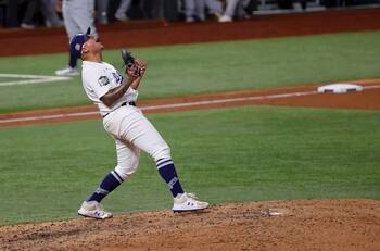 Julio Urias llegó a histórico triunfo 16 con los Dodgers