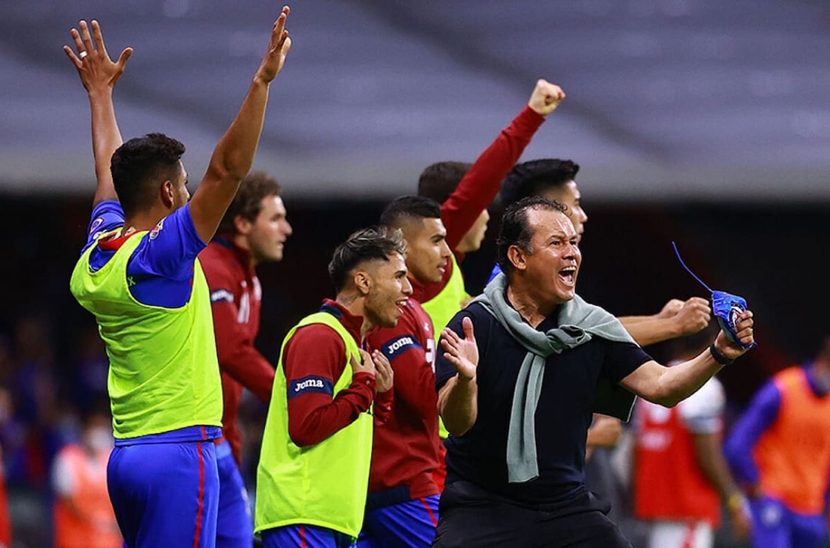 Cruz Azul: Juan Reynoso salió en la defensa de Jesús Corona